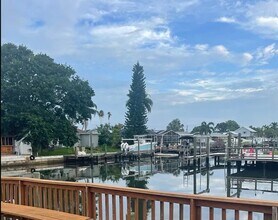 8771 Bay Pointe Dr in Tampa, FL - Building Photo - Building Photo