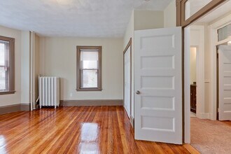 90 Gladstone St, Unit 1 in Boston, MA - Foto de edificio - Building Photo