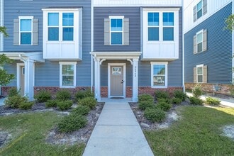 2694 Azalea Garden Rd in Norfolk, VA - Building Photo - Building Photo