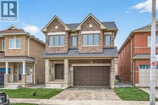 15 Huntsworth Ave in Thorold, ON - Building Photo