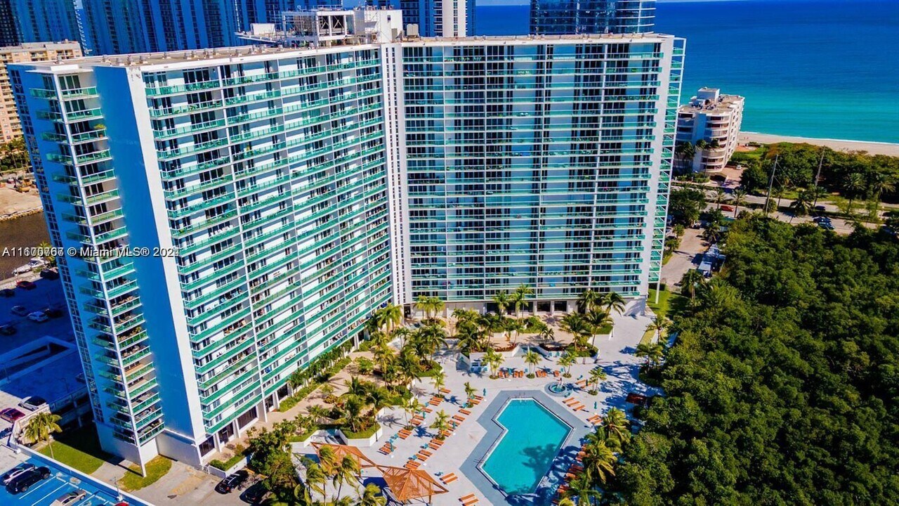 100 Bayview Dr in Sunny Isles Beach, FL - Foto de edificio
