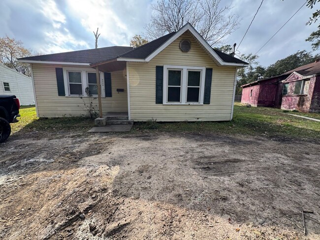 property at 4325 Woodlawn Ave