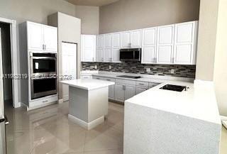 8006 N Savannah Cir in Davie, FL - Building Photo - Building Photo