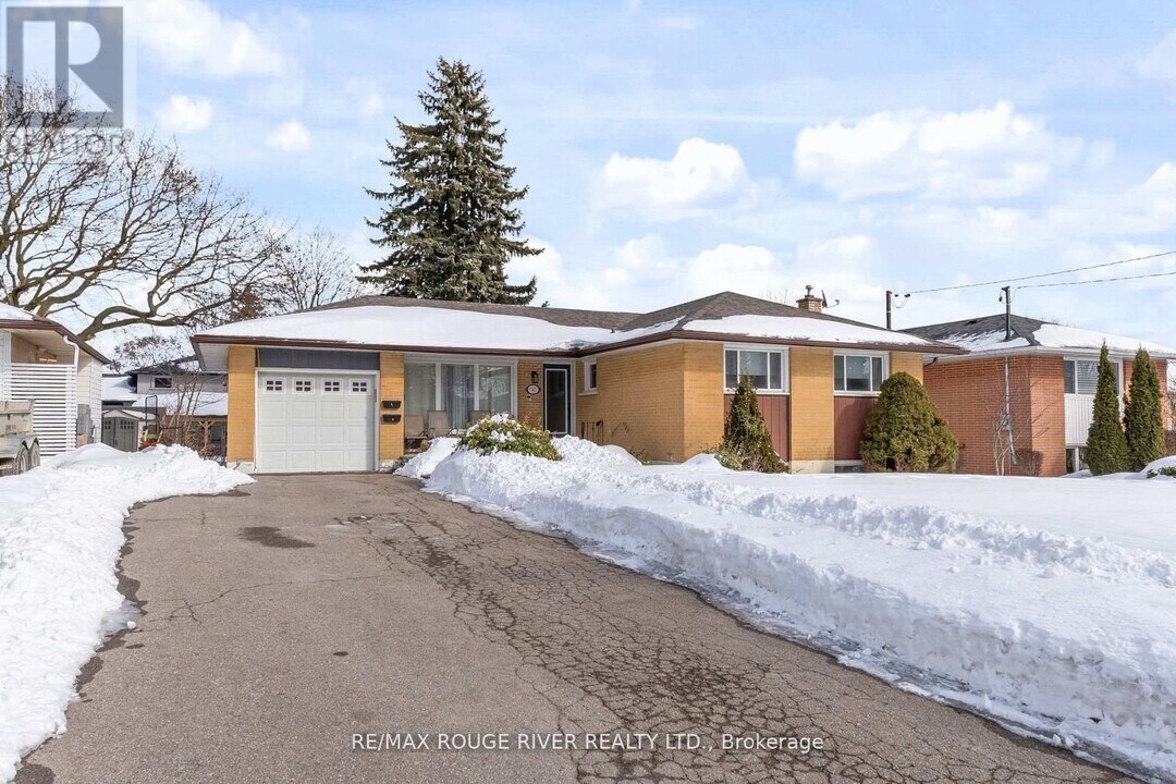 745 Glengrove St in Oshawa, ON - Building Photo