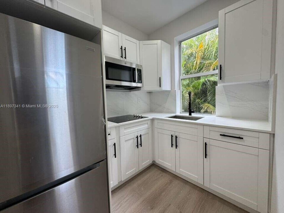 2425 SW 6th St in Miami, FL - Building Photo