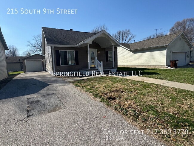 215 S 9th St in Pawnee, IL - Foto de edificio - Building Photo