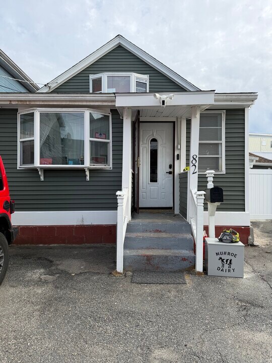 82 Cowden St in Central Falls, RI - Foto de edificio