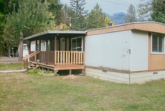 32050 N Umpqua Hwy in Idleyld Park, OR - Building Photo - Building Photo