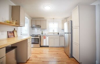 70 S Tallyho Dr in Springfield, MA - Building Photo - Building Photo