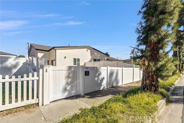 18223 Chatsworth St in Los Angeles, CA - Building Photo - Building Photo