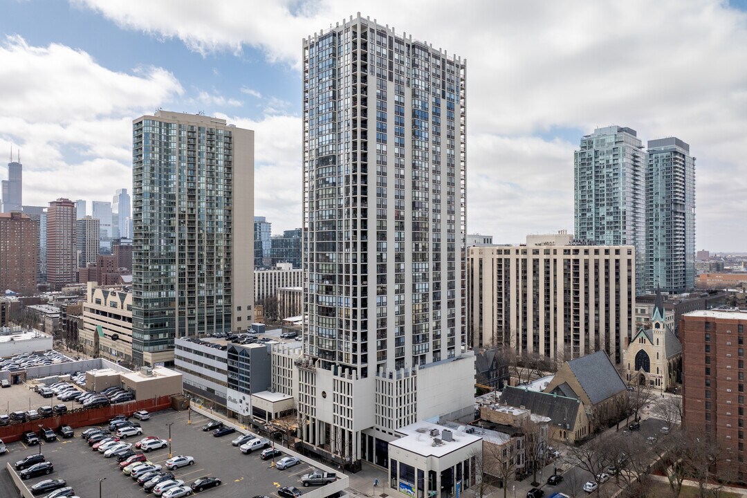 The Elm at Clark in Chicago, IL - Building Photo