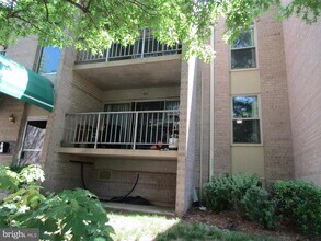 6 Canterbury Square in Alexandria, VA - Building Photo - Building Photo