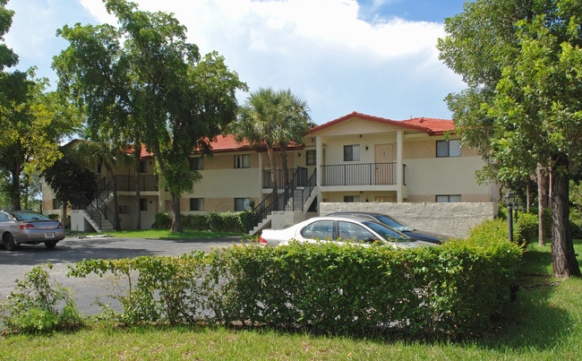 Spring Manor in Coral Springs, FL - Building Photo - Building Photo