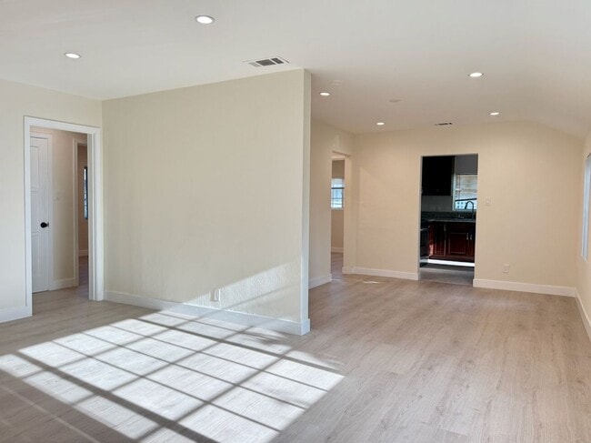 1004 S Bruce Ln in Burbank, CA - Building Photo - Building Photo