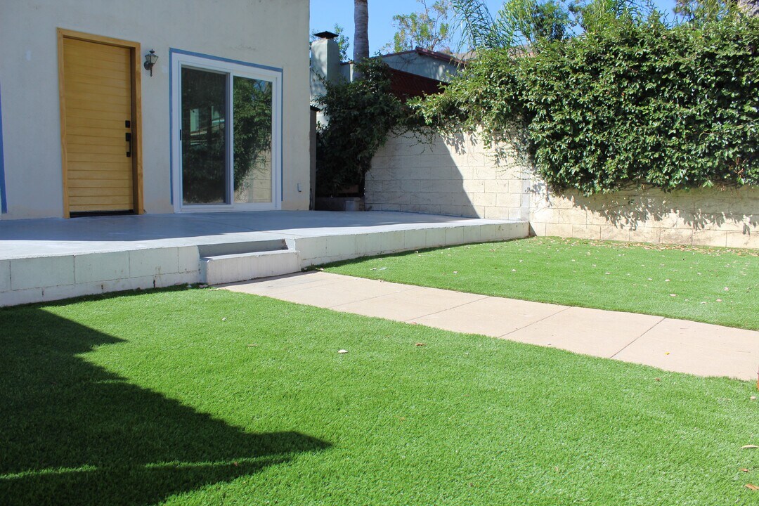 1037 Pleasantview Ave, Unit A in Venice, CA - Building Photo