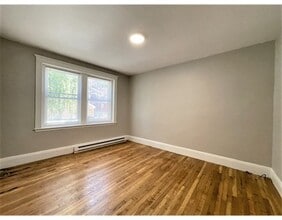 15 Huss Ct-Unit -102 in Lynn, MA - Foto de edificio - Building Photo