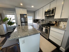 37 Gray St, Unit 3 in Boston, MA - Foto de edificio - Building Photo