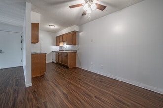 Glenbrook Apartments in Peoria, IL - Building Photo - Interior Photo