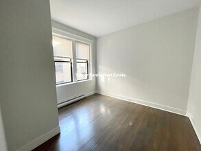 65 Park Dr, Unit 18 in Boston, MA - Foto de edificio - Building Photo