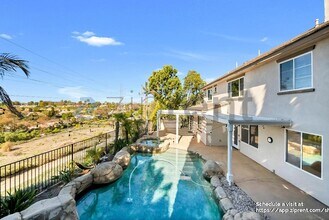 23689 Castle Rock in Mission Viejo, CA - Foto de edificio - Building Photo