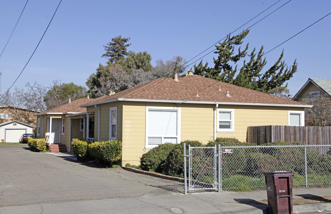 246-256 Laurel Ave in Hayward, CA - Building Photo