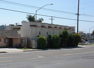 University Gateway Apartments in San Diego, CA - Building Photo - Building Photo