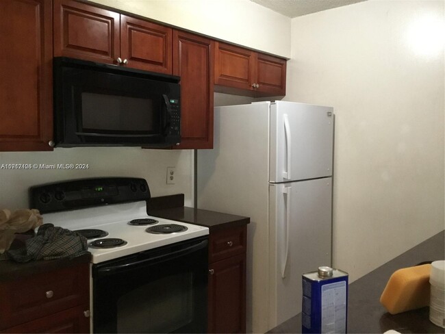 10440 NW 8th St, Unit 103 in Pembroke Pines, FL - Building Photo - Building Photo