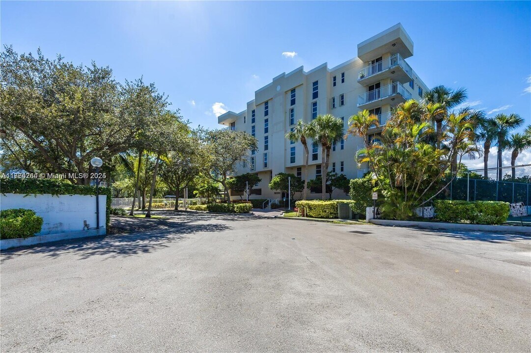 16590 NE 26th Ave, Unit 502 in North Miami Beach, FL - Foto de edificio