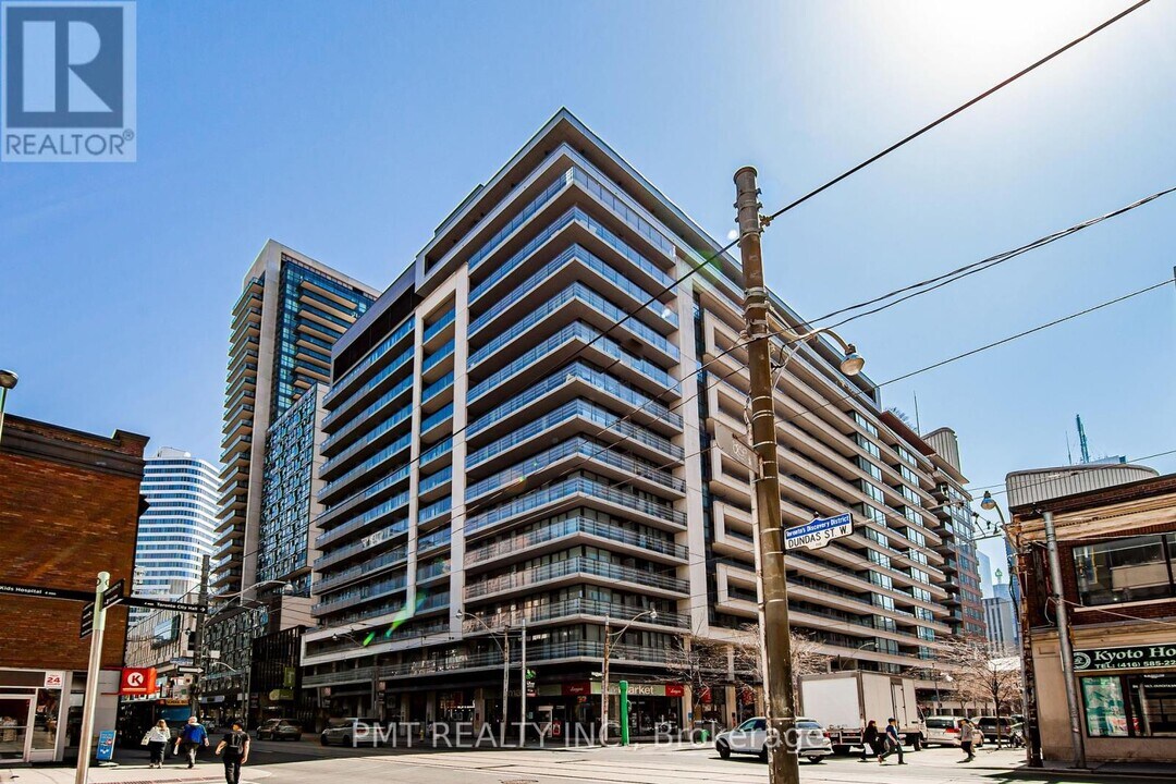 111 Elizabeth St in Toronto, ON - Building Photo