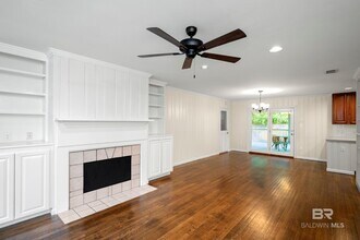 25 Laurel Ave in Fairhope, AL - Foto de edificio - Building Photo