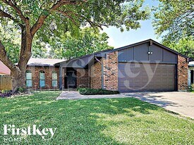 6914 Pickett Dr in Richmond, TX - Building Photo