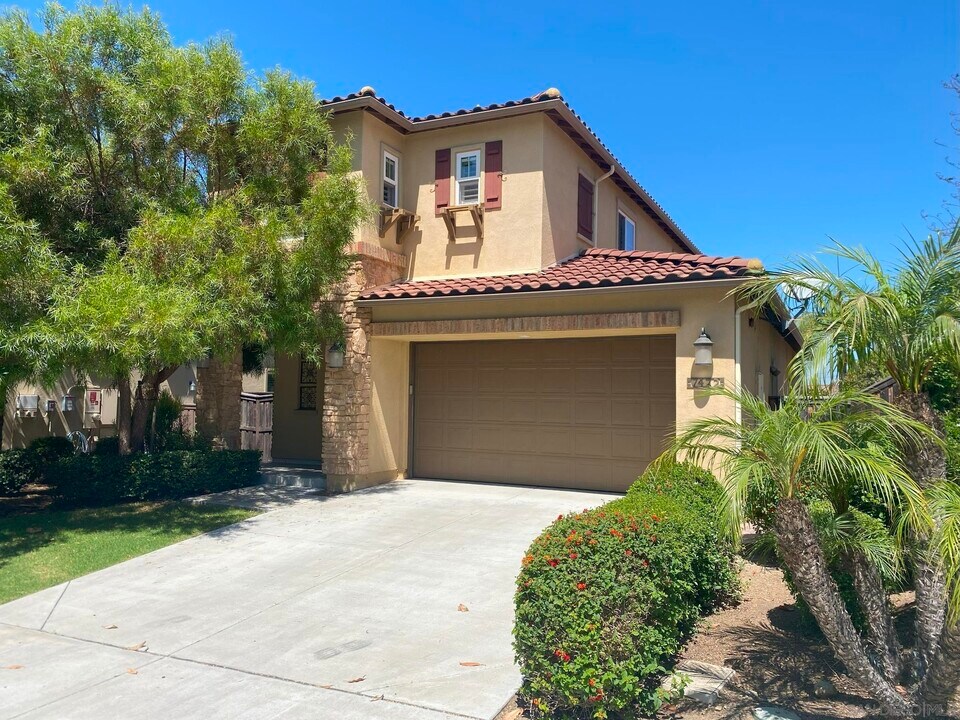 7422 Sitio Montilla in Carlsbad, CA - Foto de edificio