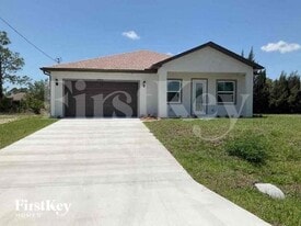 3910 NE 19th Pl in Cape Coral, FL - Building Photo