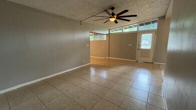 1053 Cherbourg Ave E in Jacksonville, FL - Foto de edificio - Building Photo