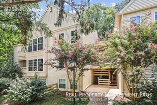 2233 Lovedale Ln in Reston, VA - Building Photo