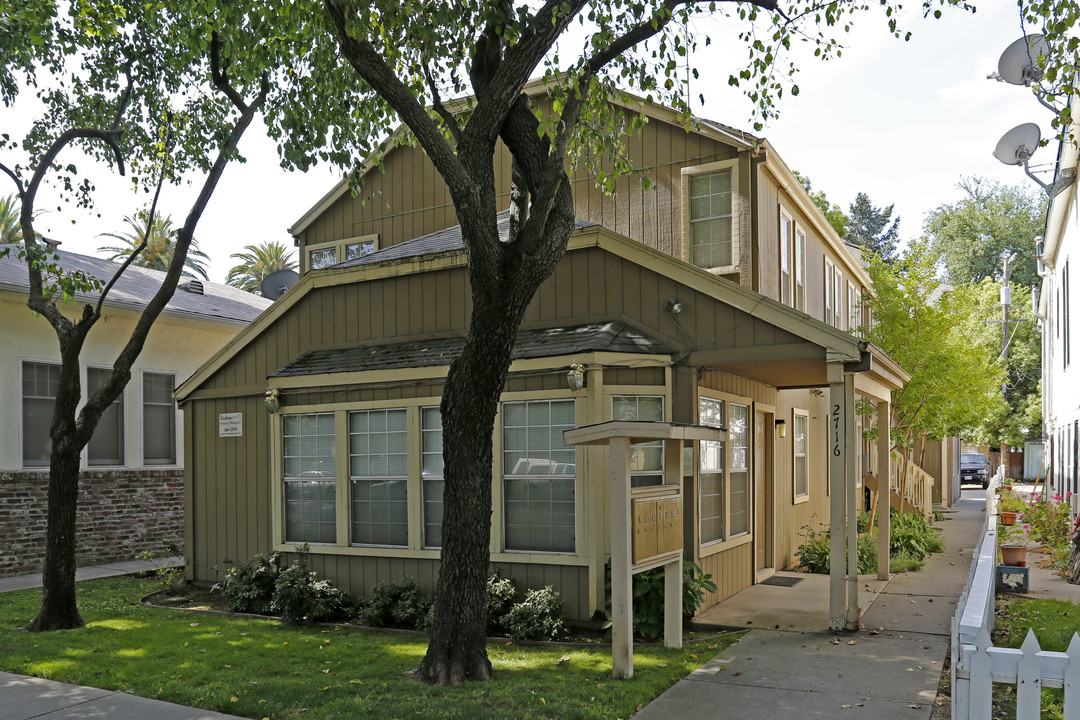 2716 F St in Sacramento, CA - Building Photo