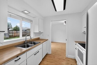 19260 SW Vista St in Aloha, OR - Building Photo - Building Photo