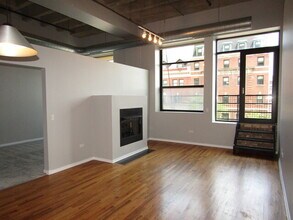 1645 W Ogden Ave, Unit 0304 in Chicago, IL - Foto de edificio - Building Photo