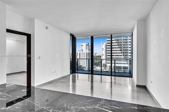 88 SW 7th St in Miami, FL - Building Photo - Building Photo