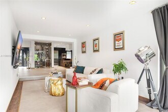 63 SW 31st Rd in Miami, FL - Foto de edificio - Building Photo