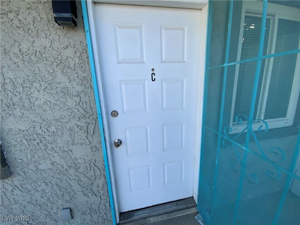 466 E Sunset Rd in Henderson, NV - Building Photo