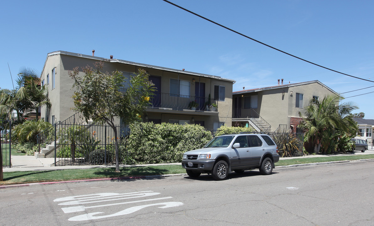 Monroe Manor in San Diego, CA - Building Photo