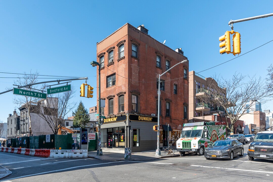 182 Bedford Ave in Brooklyn, NY - Building Photo