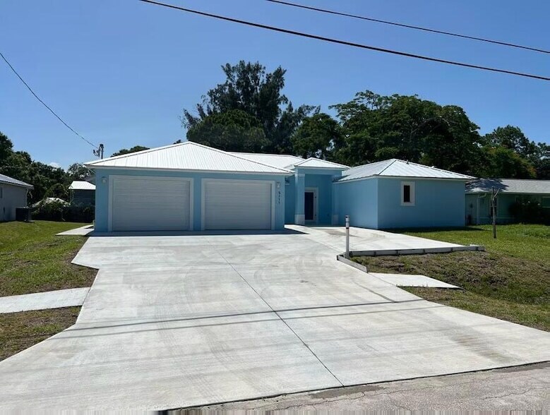 5911 Seagrape Dr in Fort Pierce, FL - Building Photo