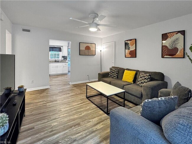 2304 Wake Forest St in Virginia Beach, VA - Foto de edificio - Building Photo