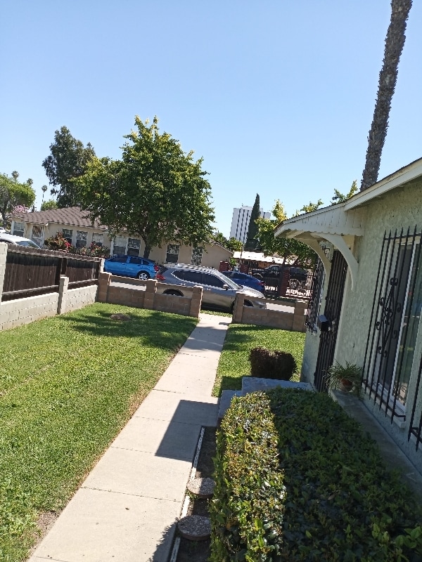 237 S Matthisen Ave in Compton, CA - Foto de edificio - Building Photo