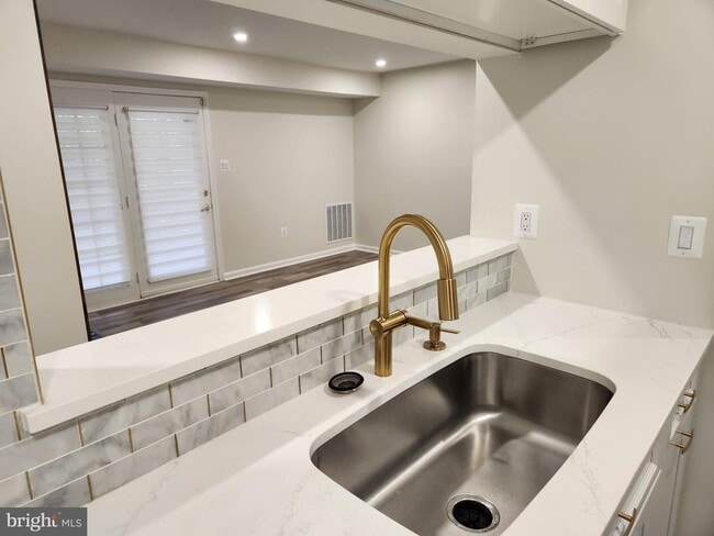 5700 Olde Mill Ct in Alexandria, VA - Building Photo - Building Photo