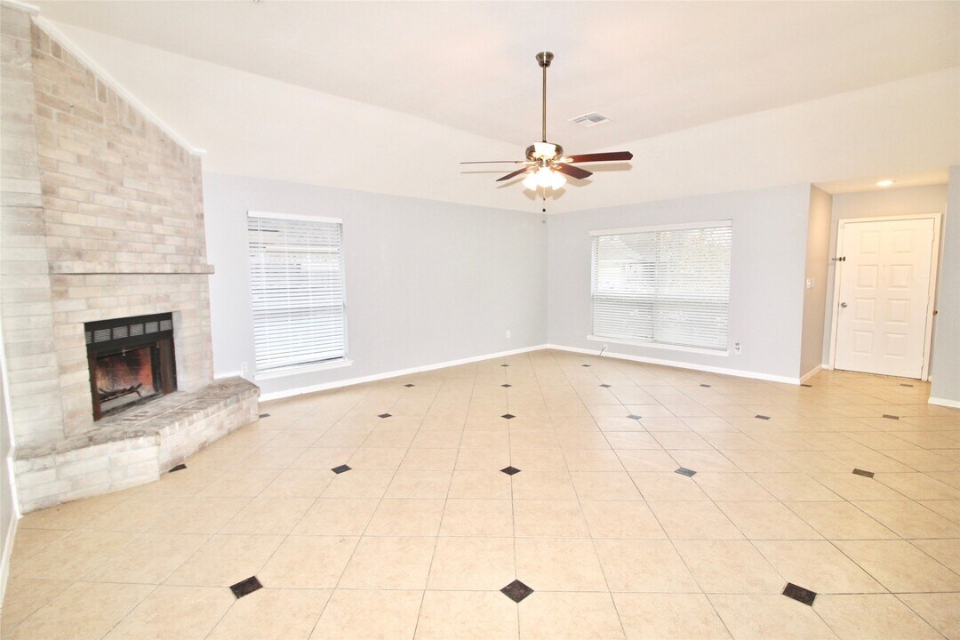 2126 Highland Hills Dr in Sugar Land, TX - Building Photo