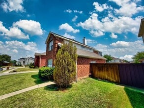 1402 Stone Canyon Way in Lewisville, TX - Building Photo - Building Photo