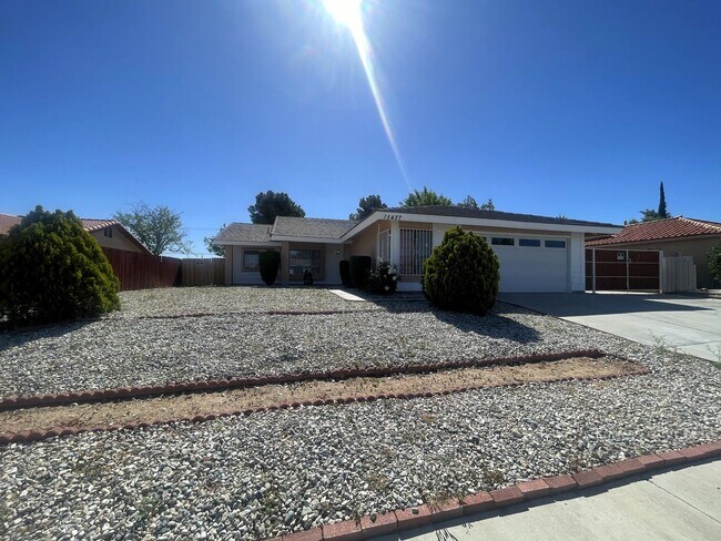 15427 Chaparral St in Victorville, CA - Building Photo - Building Photo
